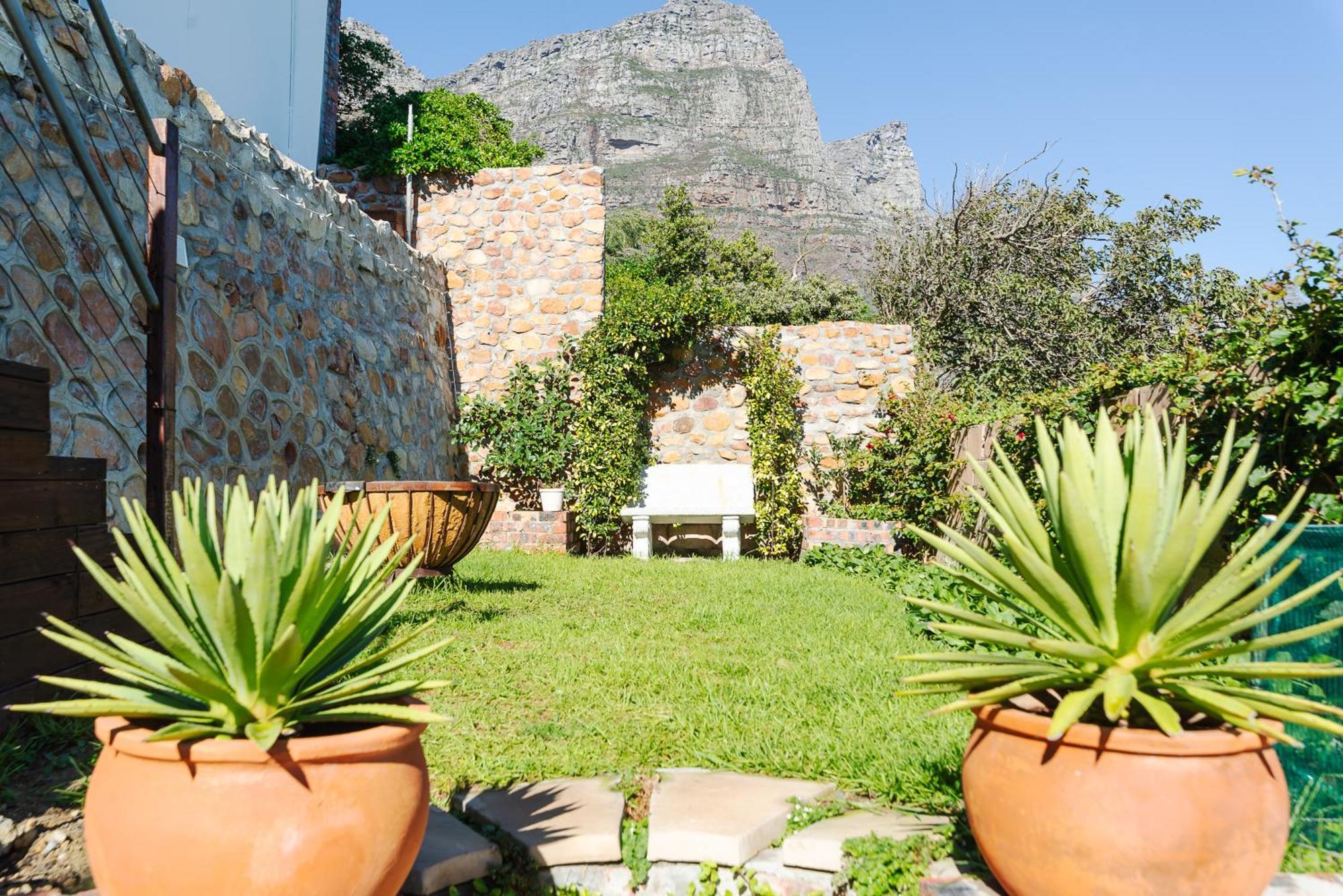 Camps Bay Blue Self-Catering Studios 케이프타운 외부 사진